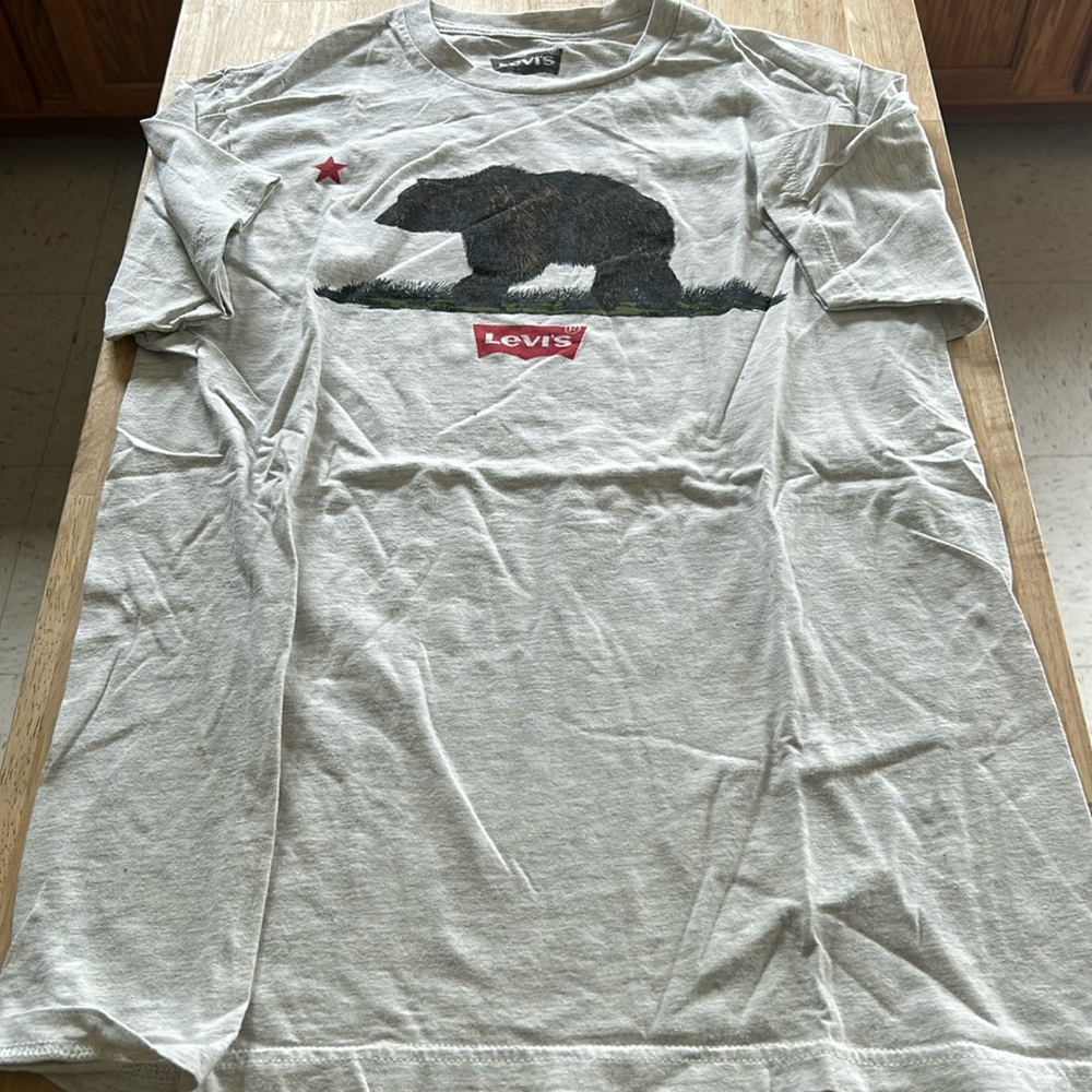 Levi’s bear tee